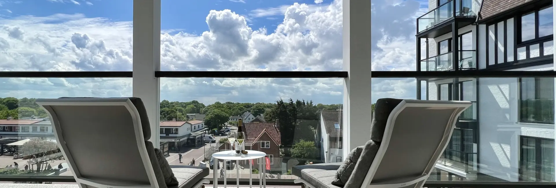 11 IMG 0844 terras met setje flesje wijn en glazen